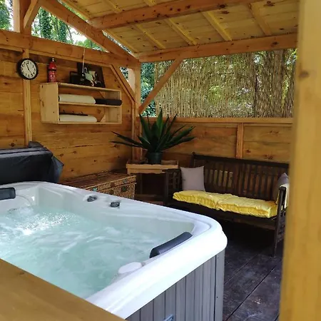 Glamping La Roulotte D'emilie Et Son Jacuzzi Privé Beurlay