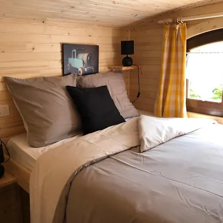 Luxe tent La Roulotte D'emilie Et Son Jacuzzi Prive Beurlay