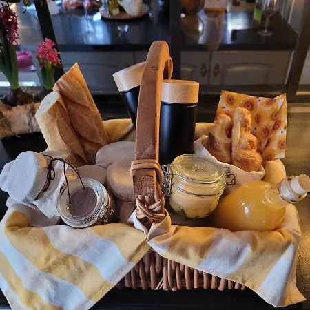 Glamping La Roulotte D'emilie Et Son Jacuzzi Privé Beurlay