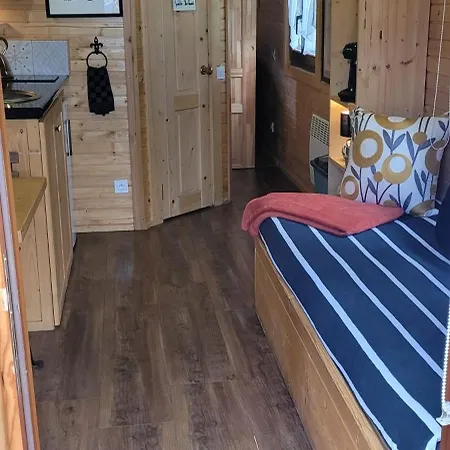 La Roulotte D'emilie Et Son Jacuzzi Privé Glamping Beurlay